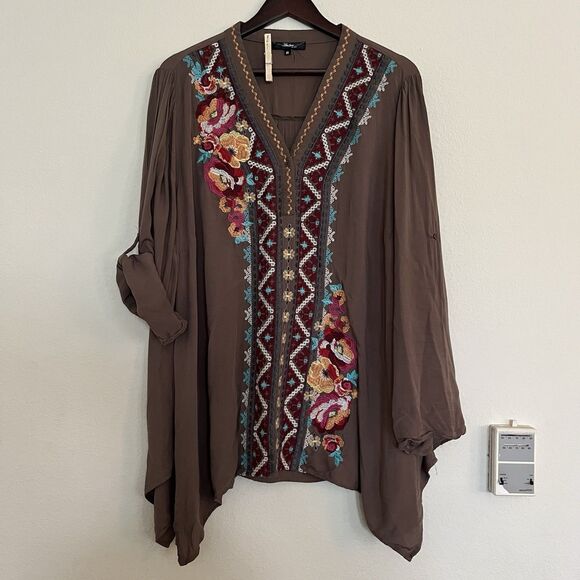 Andree by Unit Roll Tab Sleeve Embroidered V Neck Asymmetrical Top Shirt SZ 2X - Picture 1 of 9